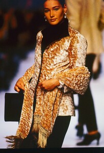 130619969 Carla Bruni.jpg