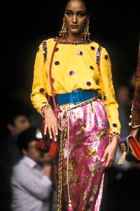 Balenciaga1991FW7.thumb.jpg.46e25cd5d0ded0f7c26d835bcc2d361e.jpg