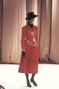 Chanel1988HauteCoutureFW1.thumb.jpg.82031304ab66ffb25b1aad274c15516d.jpg