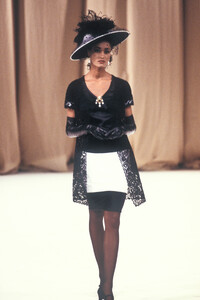 Chanel1988HauteCoutureFW15.thumb.jpg.e991f1100997e00838c7c74e0ee6cece.jpg