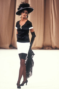 Chanel1988HauteCoutureFW16.thumb.jpg.c8984bd5a23e6a38b0139726d13bb0f7.jpg