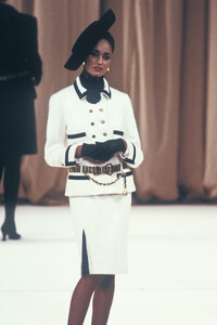 Chanel1988HauteCoutureFW6.thumb.jpg.b9a37edc81daeaddc4394a115f0bcbb8.jpg