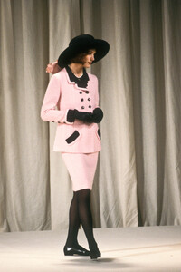 Chanel1989HauteCoutureSS29.thumb.jpg.8a54baa796d80810543c10a592dff536.jpg