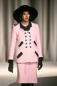 Chanel1989HauteCoutureSS31.thumb.jpg.37449d4e43900387bbb16c2ac7b27423.jpg