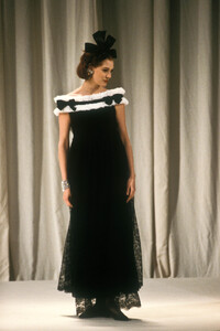 Chanel1989HauteCoutureSS40.thumb.jpg.7020a926724ddd9fddac5e103b23caf6.jpg