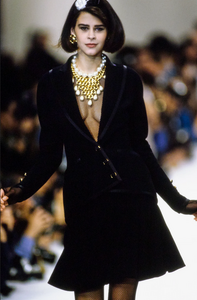 Chanel Fall 1991 RTW Fashion Show (3).png