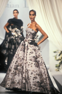 ChristianDior1989HauteCoutureFW16.thumb.jpg.51084962d7c4a1dd4553b16351bb2d2e.jpg