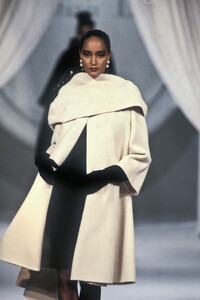 ChristianDior1989HauteCoutureFW2.thumb.jpg.b850d69ea38626ed39dc2fb789525a55.jpg