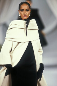 ChristianDior1989HauteCoutureFW3.thumb.jpg.64f4f4fdff9d61c89e383514d132576b.jpg