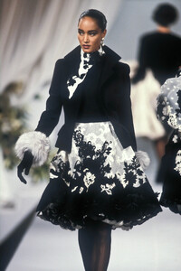 ChristianDior1989HauteCoutureFW4.thumb.jpg.2ed237e075728ea834d1a3c0d807f12b.jpg