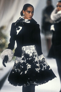 ChristianDior1989HauteCoutureFW5.thumb.jpg.645dbfefa2913c383fd1bdf82dc410fd.jpg