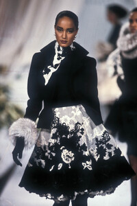 ChristianDior1989HauteCoutureFW6.thumb.jpg.188b05db5f7893415cad14aa170b3781.jpg