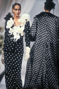 ChristianDior1989HauteCoutureFW9.thumb.jpg.940e7efeab916f79365e45c799fac730.jpg
