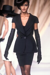ChristianDior1991HauteCoutureSS19.thumb.jpg.f8316f608cb37b0e6ac76c4a6aa41de3.jpg