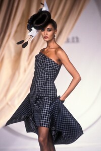 ChristianDior1991HauteCoutureSS23.thumb.jpg.1dd54d5f42ccfe1214bdccb57034cc90.jpg