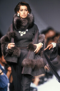 ChristianDiorFW1990137StephanieJanes.thumb.jpg.7d5b22185081a8cc365e6a4048f3cbf9.jpg