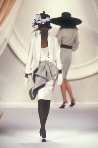 Christian Dior SS 1990 Haute Couture 097 Katoucha.jpg