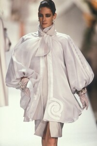 ChristianDiorSS1990HauteCouture263CathyGallagher.thumb.jpg.8a9aec2fb51bedff494c3bfcdfc0ecd1.jpg