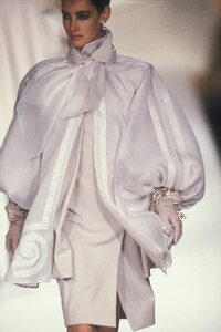 ChristianDiorSS1990HauteCouture264CathyGallagher.thumb.jpg.5d6a83a38ef6a43d3f437e50f4abaae0.jpg