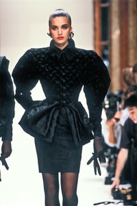 EmanuelUngaro1987HauteCoutureFW5.thumb.jpg.a57b506ea1b6e9b644813f9233c4defc.jpg