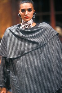 EmanuelUngaro1987HauteCoutureFW6.thumb.jpg.bb44c6755d61de7388337633ee704815.jpg