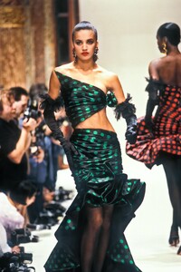 EmanuelUngaro1987HauteCoutureFW9.thumb.jpg.4fa8f8646c4c0f915a6db81366975c81.jpg