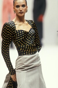 EmanuelUngaro1989HauteCouture13.thumb.jpg.a77f67b06f3f3a73da9c2bf1e93e29de.jpg