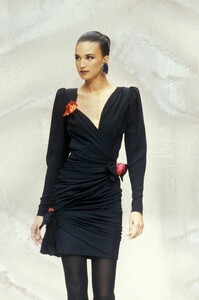 EmanuelUngaro1989HauteCouture49.thumb.jpg.836d4f31f9c146c782824e5a9797e387.jpg
