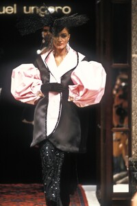 EmanuelUngaro1991HauteCoutureFW21.thumb.jpg.a571bf3b0bdd890da0a584b3a45d3af6.jpg