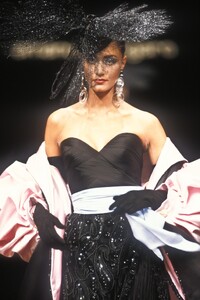 EmanuelUngaro1991HauteCoutureFW23.thumb.jpg.b205fa4d730a25b32596ec473e4646f0.jpg
