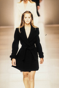 EmporioArmani1996WomenFW86.thumb.jpg.25beea236c43f172e484ce4861e41fbc.jpg