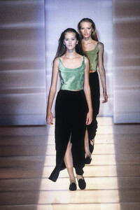 EmporioArmani1996WomenFW97.thumb.jpg.c82d62a71c1bcd74bade4880f55f533d.jpg