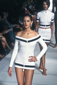 GianfrancoFerre1996WomenRTW141.thumb.jpg.8bf90c52755f18e1270e94cb96828e44.jpg
