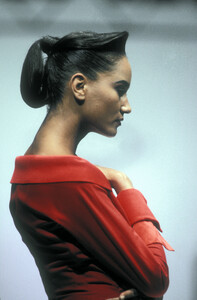 GianniVersace1990HauteCoutureSS2.thumb.jpg.6a12122a69c92c69c832061e7cd5ed2c.jpg