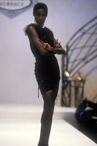 GianniVersaceSS1990HauteCouture16.thumb.jpg.90bba8545d5d865985115fbeb71afefe.jpg