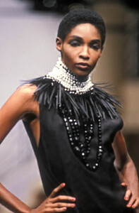 GianniVersaceSS1990HauteCouture17.thumb.jpg.e6af35662e02f999b0a4d5857f69d39c.jpg