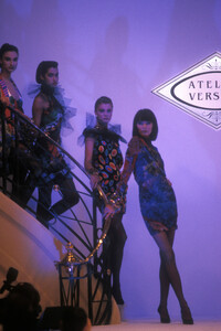 GianniVersaceSS1990HauteCouture21.thumb.jpg.080d1bad4065282824ba13d5bf418dbb.jpg