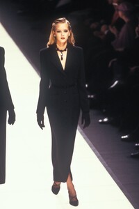 GiorgioArmani1995WomenFW18.thumb.jpg.b995b47b8e3028055b3152f3dd4b6055.jpg