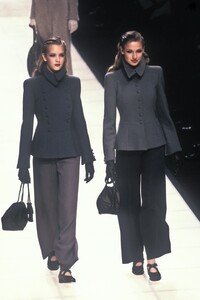 GiorgioArmani1995WomenFW22.thumb.jpg.0d0d9ea0ab93a60ec424e418bfb7a833.jpg