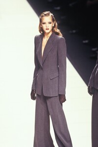 GiorgioArmani1995WomenFW26.thumb.jpg.c63b2813291c2becabde14ec97e93231.jpg