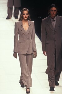 GiorgioArmani1995WomenFW33.thumb.jpg.d705eaa0abea52530b2f99bdc89b910f.jpg