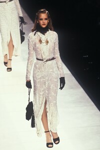 GiorgioArmani1995WomenFW44.thumb.jpg.8a03c8b488ed8f6fc31b42d3fd417c42.jpg