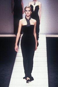 GiorgioArmani1996WomenFW55.thumb.jpg.c71b64e6a5e0c6ea7ddf933855812d56.jpg