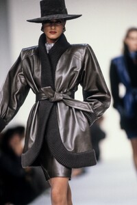 Givenchy1988WomenFW5.thumb.jpg.2b98d9e736e65bd515aeb0172453ba86.jpg