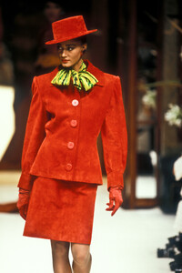 Givenchy1989HauteCoutureFW1.thumb.jpg.339dafd579d9fd050363c9c49bb3dd2c.jpg