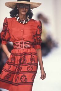 Givenchy1992WomenRTWSS24.thumb.jpg.51067f305b4774ecb208c9219b89106f.jpg