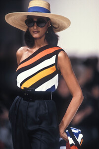 Givenchy1992WomenRTWSS34.thumb.jpg.9a966331b4a74aa900cfb946a2da8556.jpg