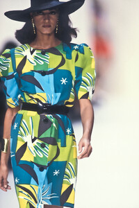 Givenchy1992WomenRTWSS41.thumb.jpg.35997c6b40f0e5fd574d7d527ee2992b.jpg