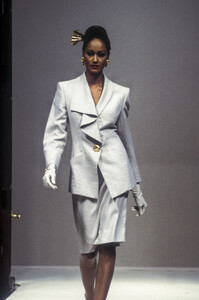 HanaeMori1993HauteCoutureSS19.thumb.jpg.e0501d9ece2b1ca73f9662a0171a0b6f.jpg