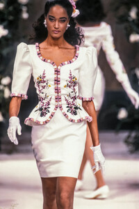 JeanLouisScherrer1988HauteCouture120.thumb.jpg.e00d66f90766b6c56fd8e73cdbdd5aec.jpg